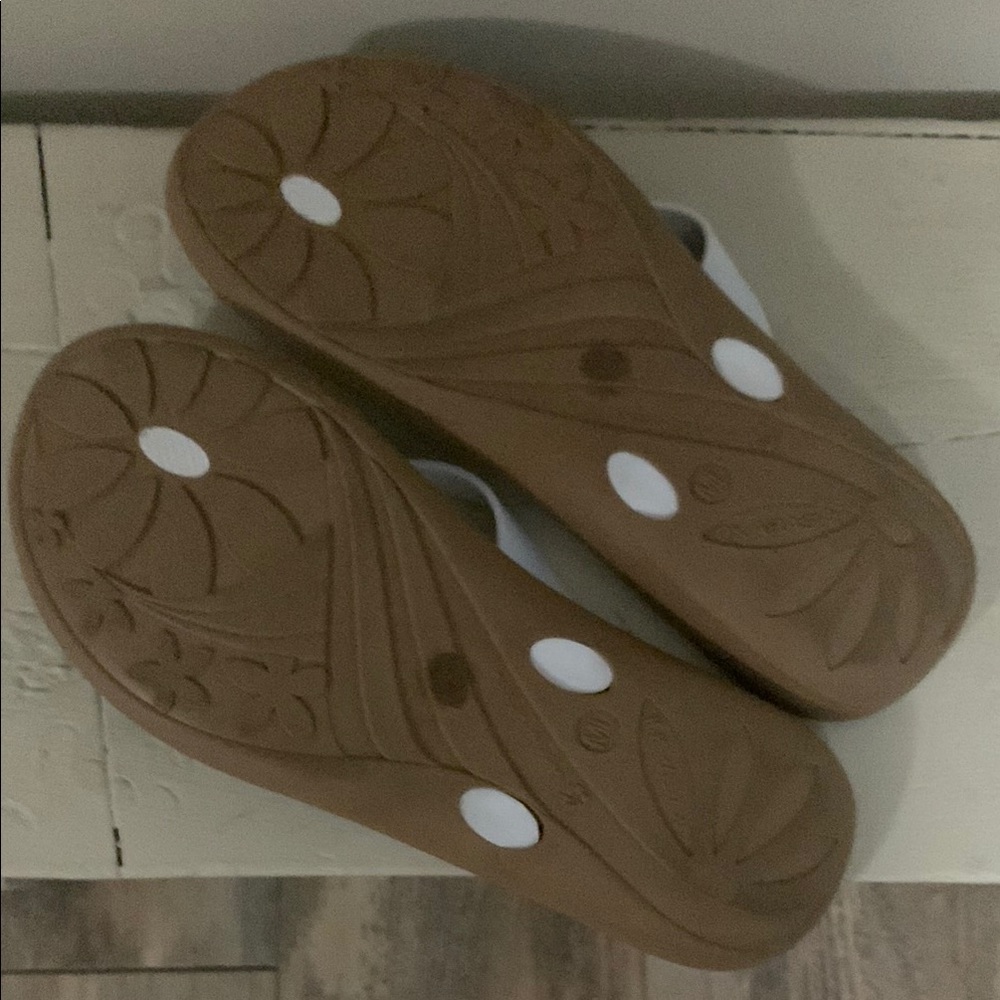 Okabashi White and Brown Sandals - Picture 2 of 5